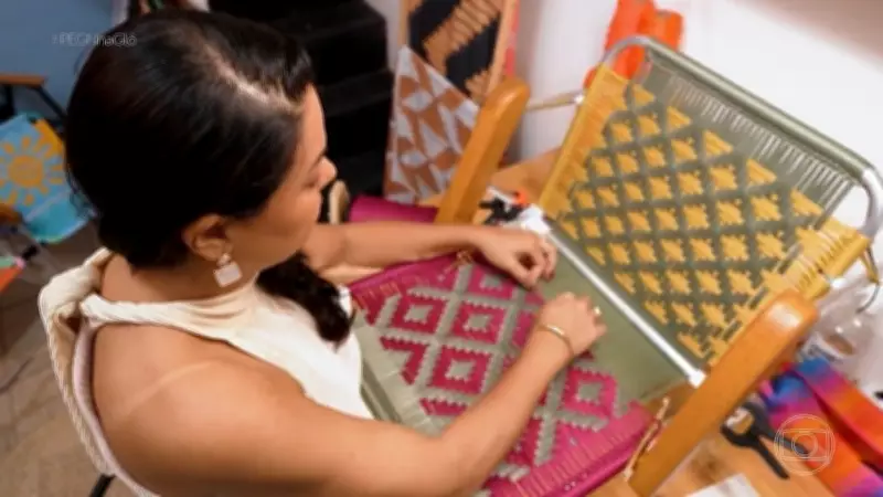 Artesã capixaba transforma cadeiras de praia em negócio de arte e decoração lucrativo