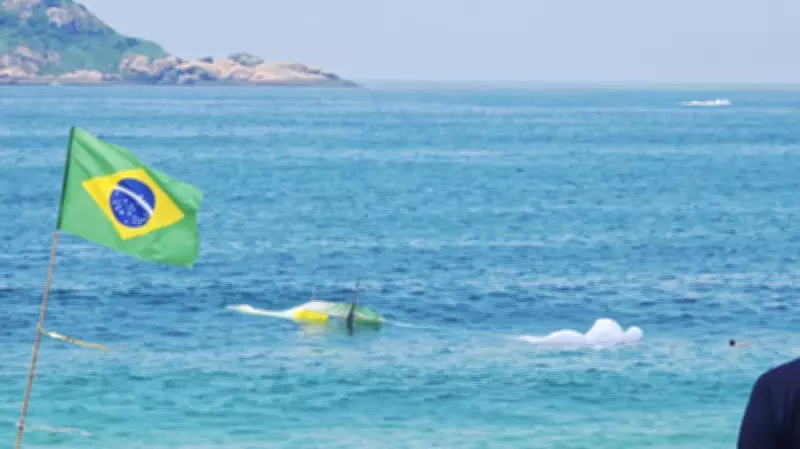 Asa-delta cai no mar de São Conrado, no Rio; bombeiros fazem resgate com helicóptero