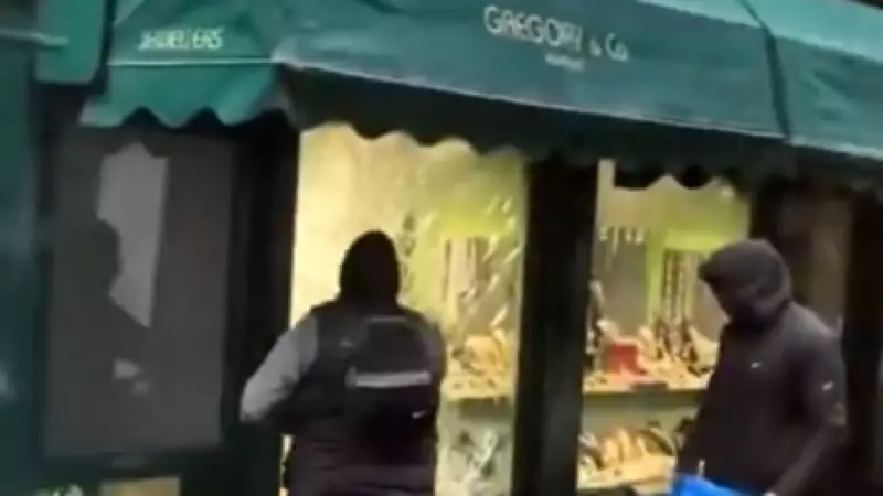 Assalto a joalheria em Londres: homens encapuzados quebram vitrine com martelo