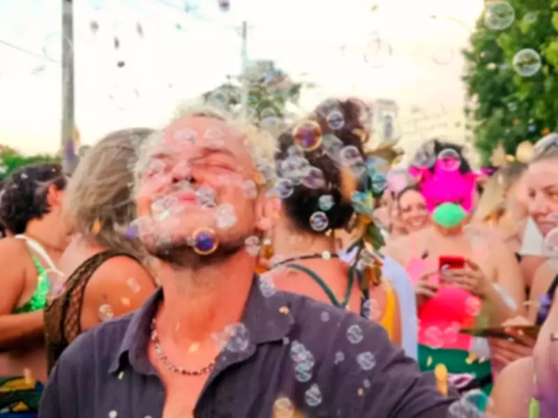 Ator Matheus Nachtergale tem encontro inusitado com fã durante Carnaval em Piracicaba