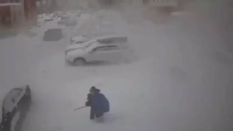 Avó e neto escapam por um triz de queda de neve na Rússia em incidente dramático