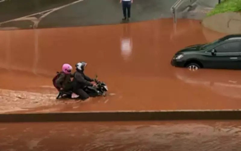 Avenida Adelmo Perdizza alaga em Ribeirão Preto e interdita trânsito após chuva intensa