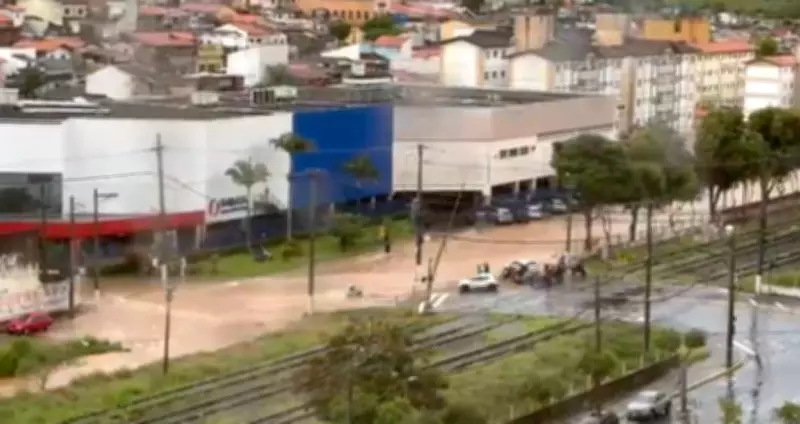 Avenida Ricieri José Marcato em Mogi das Cruzes alaga após forte temporal