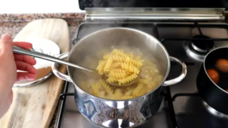 Azeite na massa cozida: mito ou verdade? Descubra os segredos para o macarrão perfeito