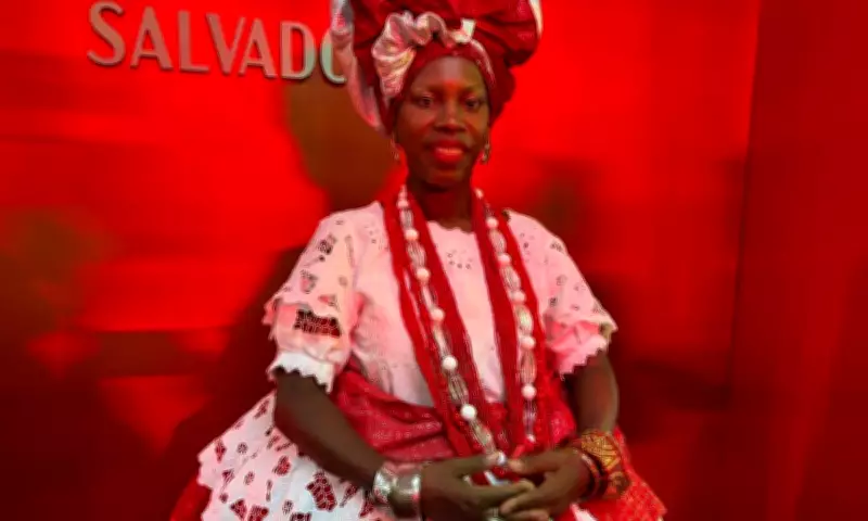 Baiana de receptivo entrega fita do Senhor do Bonfim a Ancelotti no carnaval de Salvador