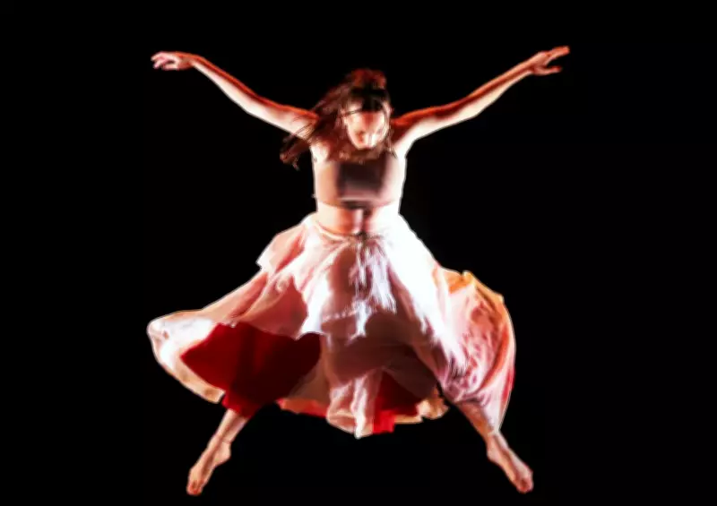 Bailarina de Ourinhos supera grave lesão no joelho e se torna profissional em companhia de dança