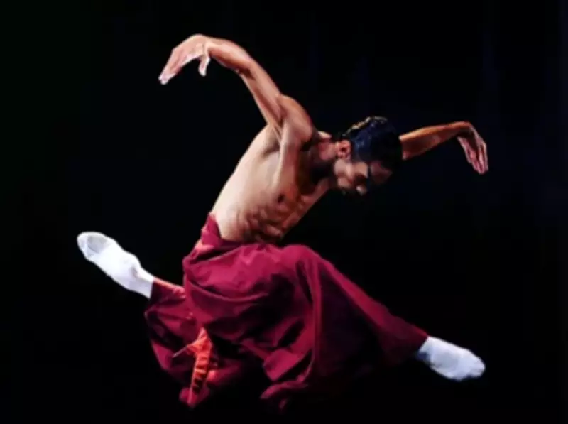 Bailarino de Porto Feliz viraliza ao inspirar criança em quadra pública com giros de balé