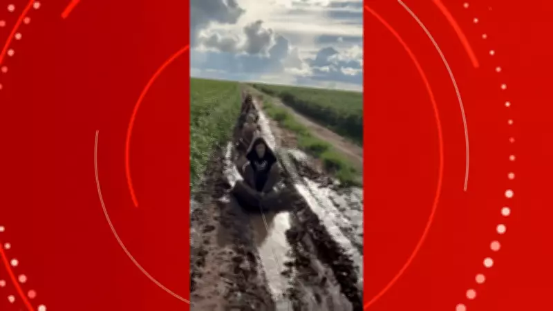 ‘Banana do Agro’ Viraliza: Crianças Brincam com Pneus na Lama de Lavoura em Mato Grosso