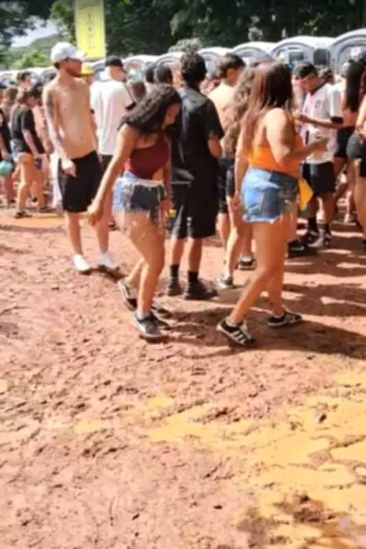 Banheiros químicos viram pântano no carnaval de rua do Ibirapuera em SP