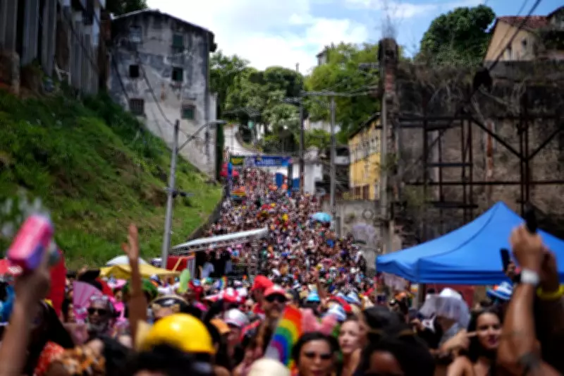 Banho de Mar à Fantasia reúne 200 mil foliões em Salvador em festa pré-Carnaval