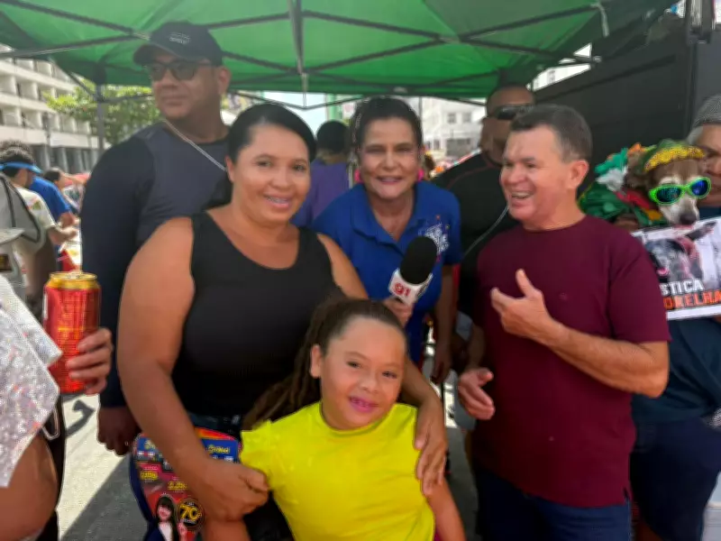 Bianka Carvalho é 'escoltada' por foliões e vira atração no Galo da Madrugada