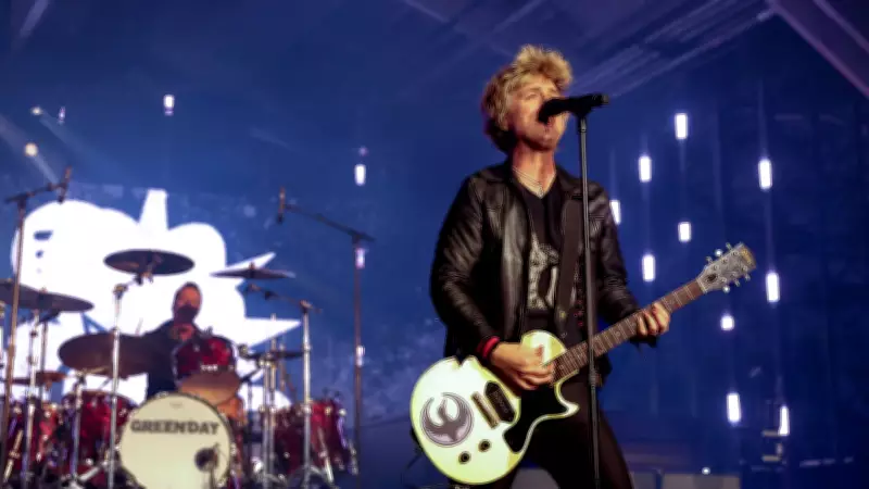 Billie Joe Armstrong do Green Day critica ICE e altera letras em show antes do Super Bowl