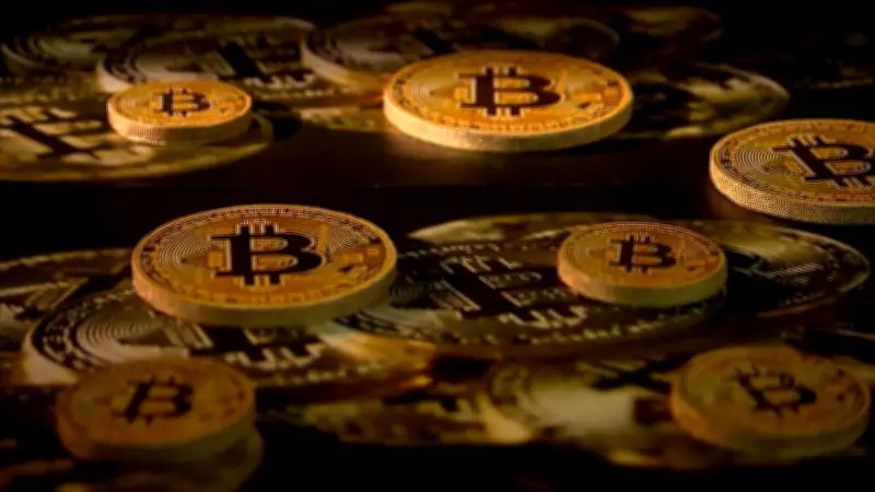 Bitcoin atinge menor valor desde posse de Trump, queda persiste por 15 meses