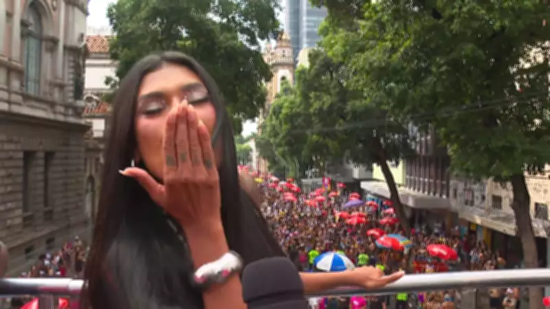 Bloco da Favorita arrasta multidão ao som de funk no Centro do Rio