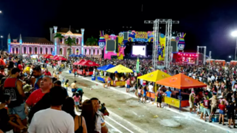 Bloco das Virgens encerra pré-Carnapauxis com temática da Copa em Óbidos