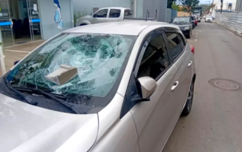 Bloco de concreto cai de obra e destrói para-brisa de carro em Capão Bonito