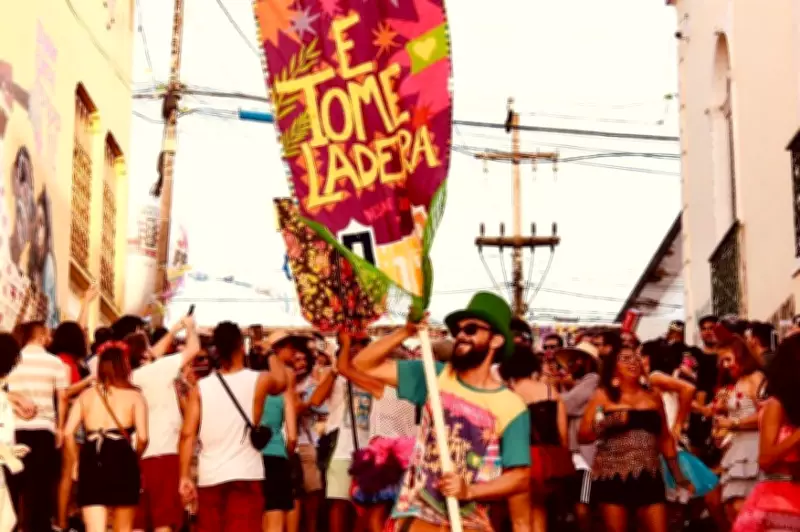 Bloco 'E Tome Ladeira' anima Carnaval 2026 em João Pessoa com homenagem ao Manguebeat