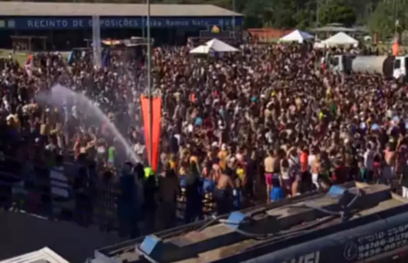 Bloco 'Os Moiados' Refresca Foliões com Banho de Mangueira em Nazaré Paulista