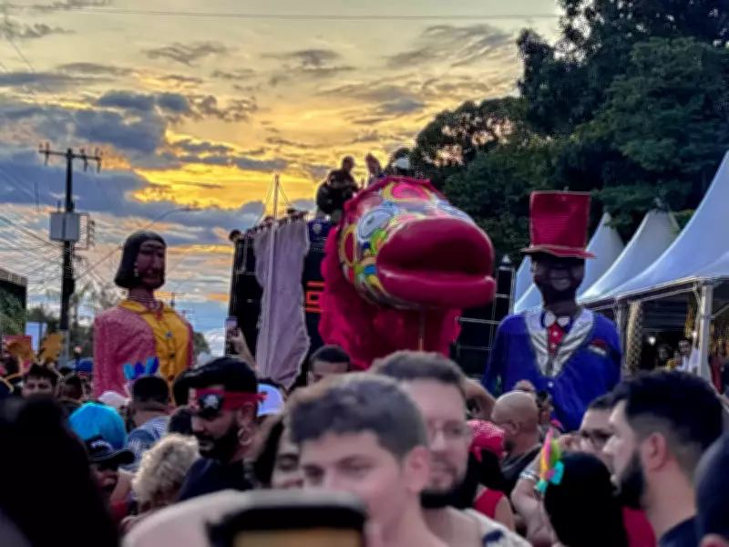 Bloco Pirarucu do Madeira leva multidão às ruas de Porto Velho em desfile histórico