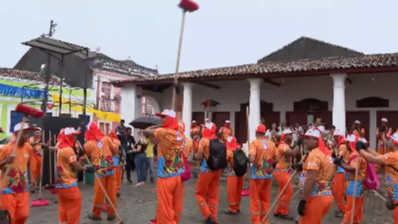 Bloco Vassourão abre Carnaval de Olinda com limpeza e frevo nas ladeiras históricas