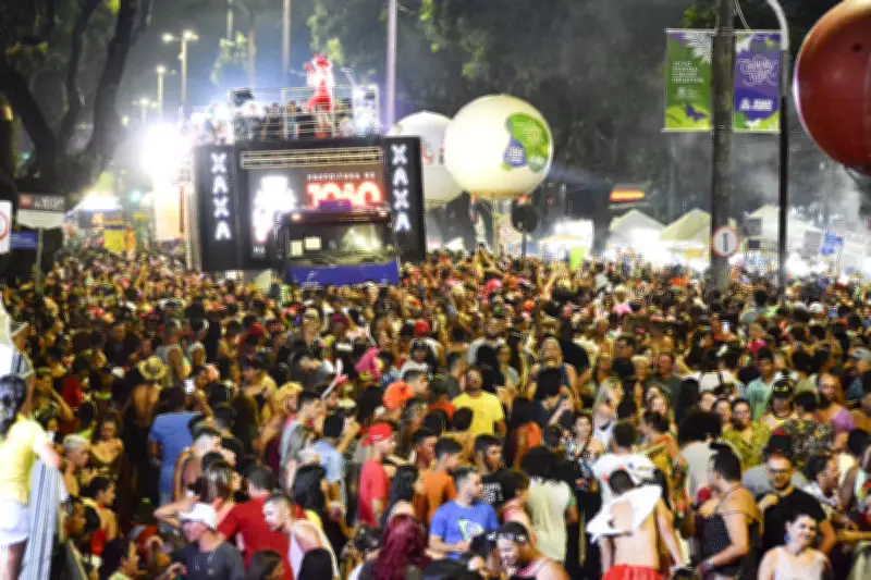 Bloco Virgens de Tambaú agita João Pessoa com 11 trios e atrações como Cláudia Leitte