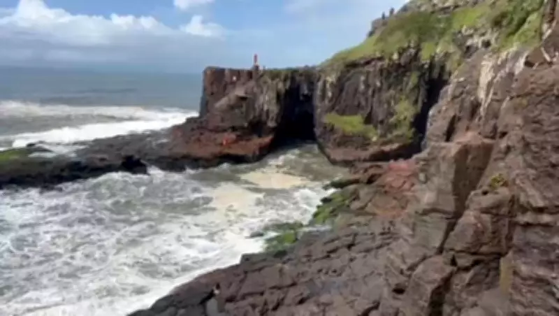 Bombeiros buscam homem desaparecido após queda no mar na Praia da Guarita, em Torres