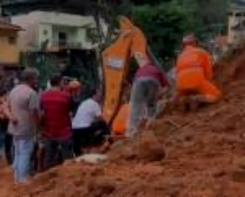 Bombeiros buscam soterrados após deslizamento em Juiz de Fora; tragédia já deixa 15 mortos