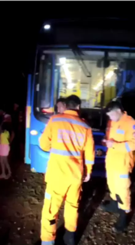 Bombeiros resgatam 16 pessoas de ônibus escolar ilhado por alagamento em Francisco Sá