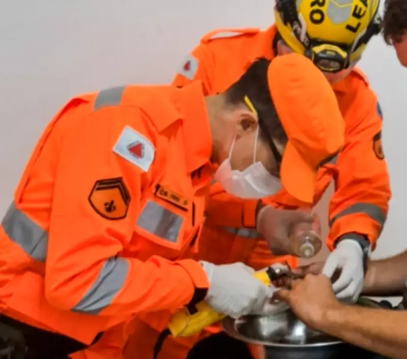 Bombeiros usam mini retífica para retirar aliança presa no dedo de caminhoneiro em Januária