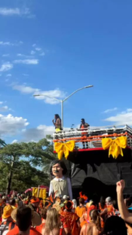 Bonecão de Belchior rouba a cena em bloco de carnaval de Belo Horizonte