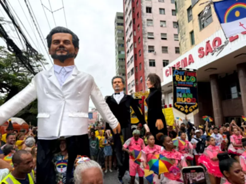 Bonecos de Wagner Moura e Kleber Mendonça Filho estreiam no carnaval do Recife