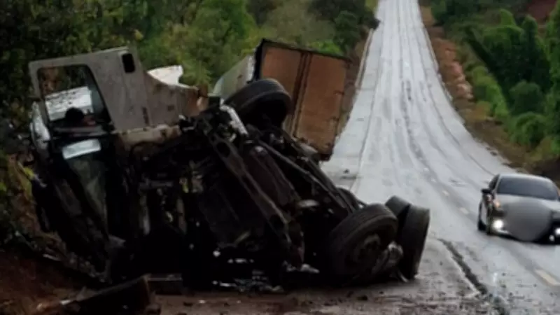 BR-365 em MG registra dois acidentes com seis feridos, incluindo aquaplanagem de carreta