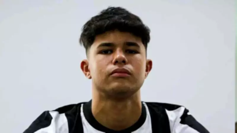 Bruninho Samudio, filho de Bruno, assina primeiro contrato profissional com o Botafogo aos 16 anos