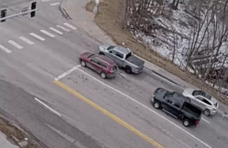 Buraco engole dois carros em via movimentada de Omaha, nos Estados Unidos