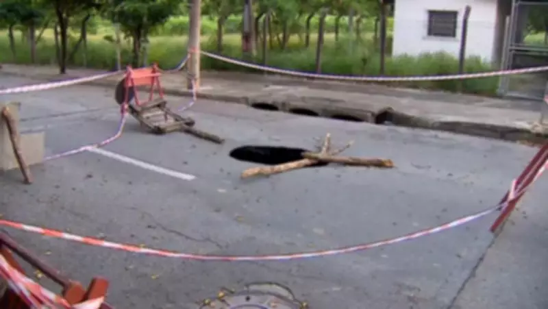 Buraco se abre em rua movimentada de São José dos Campos; Prefeitura sinaliza área