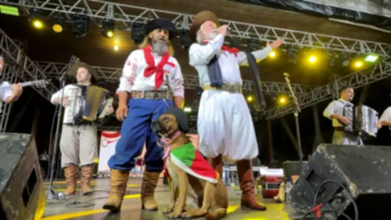 Cachorra Catarina rouba cena ao subir ao palco com Mano Lima no Rodeio de Vacaria