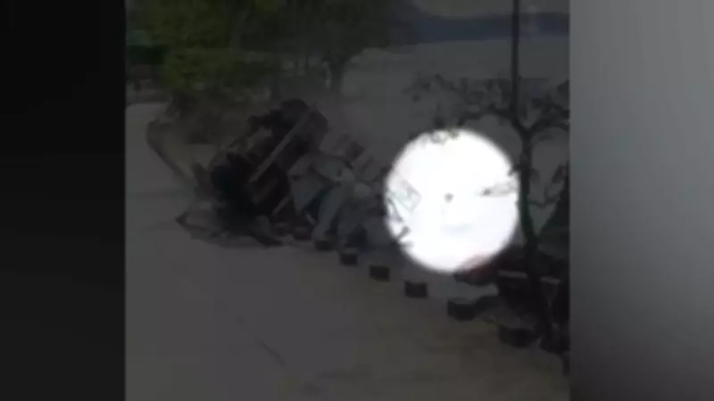 Caminhão betoneira tomba em lago nas Filipinas após solo ceder; motorista e ajudante escapam ilesos