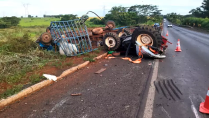 Caminhão capota na BR-364 em Frutal ao transportar trator e bovino; dois ficam feridos
