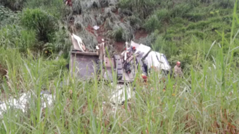 Caminhão capota na Via Dutra em Piraí e deixa vítima em estado grave