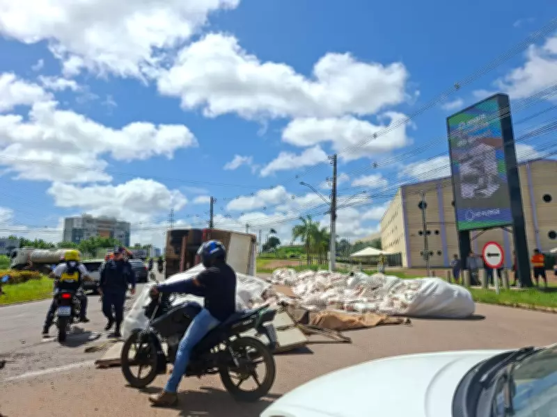 Caminhão com 24 toneladas de açúcar tomba na BR-364 em Rio Branco e causa congestionamento