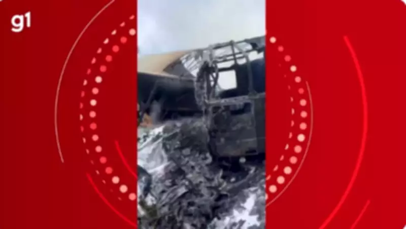 Caminhão com 26 toneladas de polietileno tomba e incendeia na BR-251 na Serra de Francisco Sá
