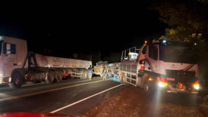 Caminhão com carga de milho tomba na PI-324 em Uruçuí; motorista culpa falha nos freios