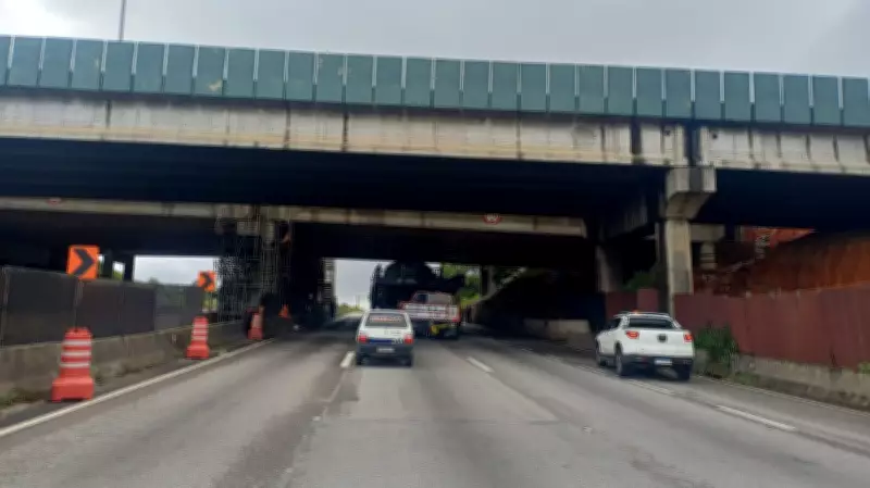 Caminhão com carga superdimensionada interdita pista da Dutra e causa 19 km de lentidão