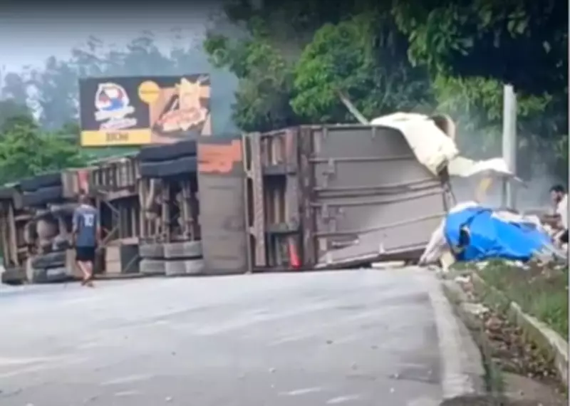 Caminhão com carne tomba na BR-040 entre Itaipava e Petrópolis, causando lentidão