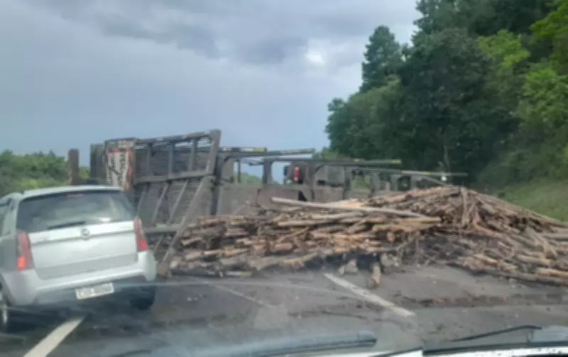 Caminhão com madeira tomba na Castelo Branco e causa congestionamento em Itatinga