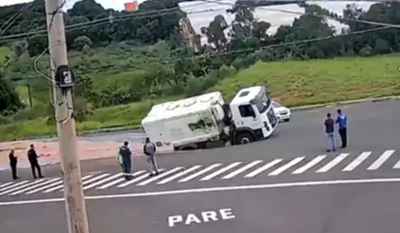 Caminhão fica preso após asfalto ceder em avenida de Indaiatuba, SP