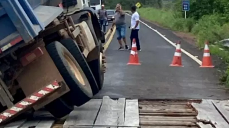 Caminhão fica preso em ponte de madeira que cede parcialmente no Piauí