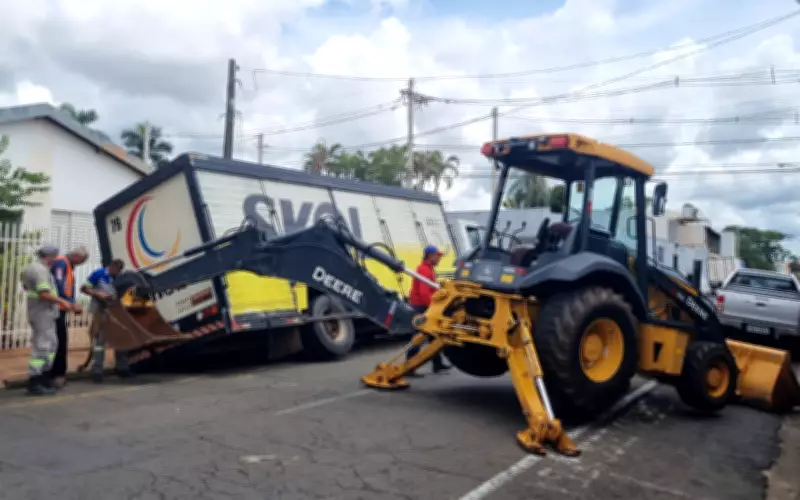 Caminhão fica preso por 4 horas após asfalto ceder em Rio Preto, SP