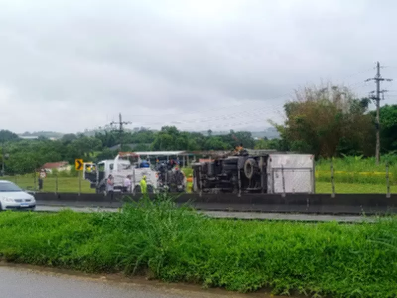 Caminhão Frigorífico Tombado Interrompe Tráfego na Via Dutra em Porto Real