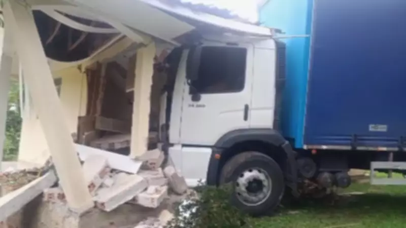 Caminhão invade residência no Paraná após motorista esquecer freio de mão